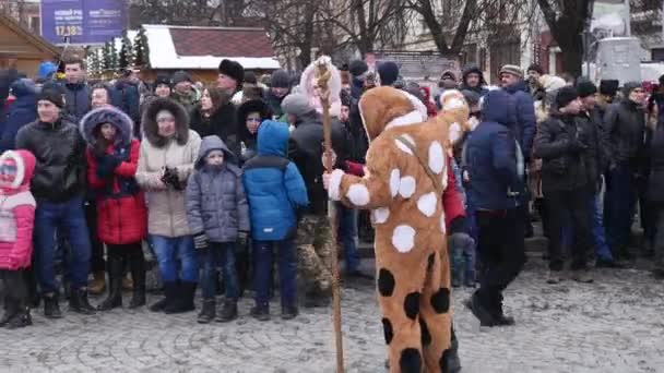 CHERNIVTSI, UCRANIA - 15 ENE 2018: Festival de Malanka en Chernivtsi. Fiestas populares en las calles vestidos con trajes cómicos — Vídeos de Stock