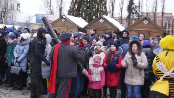 Tscherniwzi, Ukraine - 15. Januar 2018: Malanka-Festival in Tscherniwzi. Volksfeste auf den Straßen verkleideten Menschen in komischen Kostümen — Stockvideo