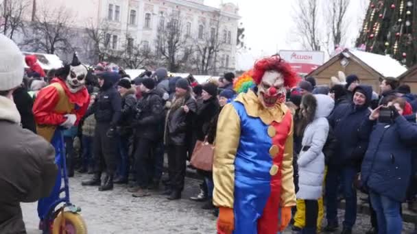 Chernivtsi, Ukrayna - 15 Ocak 2018: Chernivtsi Malanka Festivali. Halk sokaklarda şenliğe insanlar komik kostümler giymiş. — Stok video