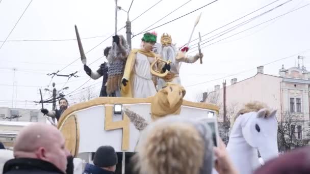 CHERNIVTSI, UKRAINE - JAN 15, 2018: Festival Malanka di Chernivtsi. Orang-orang festival di jalan-jalan berpakaian orang dalam kostum lucu — Stok Video