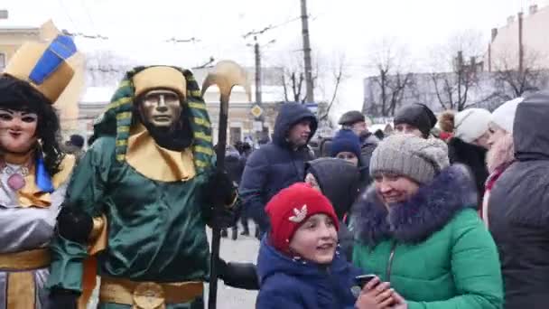 CHERNIVTSI, UCRAINA - 15 GENNAIO 2018: Festival Malanka a Chernivtsi. Feste popolari per le strade vestite con costumi comici — Video Stock