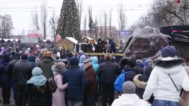 Chernivtsi - Ucrânia - 15 de janeiro de 2018 Os dias tradicionais anuais do festival folclórico-etnográfico de Natal Malanka Fest 2018 n a cidade ucraniana de Chernivtsi — Vídeo de Stock