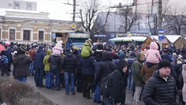 Chernivtsi - Ucrânia - 15 de janeiro de 2018 Os dias tradicionais anuais do festival folclórico-etnográfico de Natal Malanka Fest 2018 n a cidade ucraniana de Chernivtsi — Vídeo de Stock