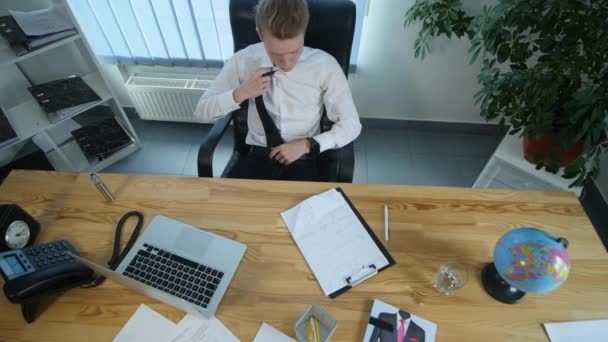 Empresario serio cansado en traje quitándose la corbata en el cargo — Vídeos de Stock