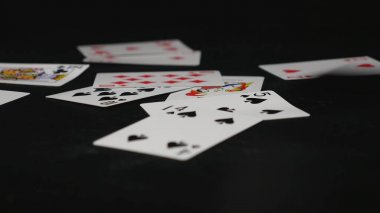 İskambil. İskambil siyah masanın üzerine düşüyor