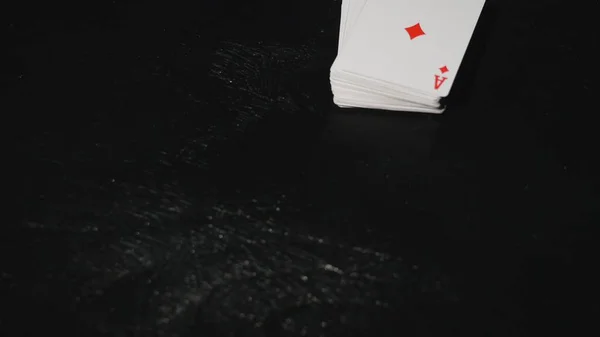 Baraja de cartas en la mesa. fondo negro —  Fotos de Stock
