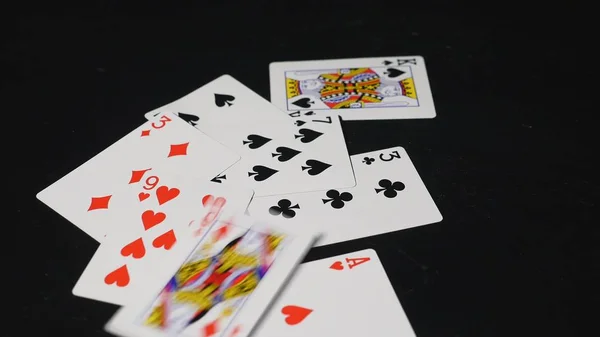 Παίζοντας χαρτιά. Τραπουλόχαρτα που υπάγονται στον μαύρο πίνακα — Φωτογραφία Αρχείου