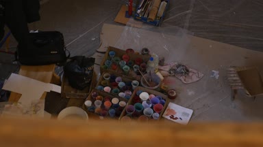 Çok renkli plastik kutu boya ile. Sanatçı çalışma alanı arka plan. Eski kirli boyalar arka plan. Renkli sanatçı paleti. Yumuşak tonda. Yaratıcılık, görsel sanat kavramı. Sanat ve el sanatları