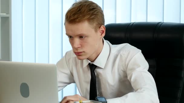 Man drinkwater uit glas en werken op de Laptop — Stockvideo