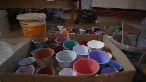 Taniche di plastica multicolore con vernici. Artista ambiente di lavoro. Vecchio sfondo sporco vernici. Tavolozza di artisti colorati. Soffice tonica. Creatività, concetto di arte visiva. Arte e artigianato — Video Stock