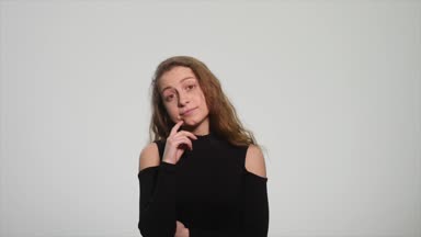 Beyaz bir arka plan üzerinde duran genç sıkılmış kadın izole