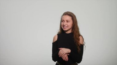 Farklı duygular beyaz arka plan üzerinde gösterilen güzel kızıl saçlı kız