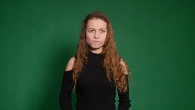 Farklı duygular yeşil arka plan üzerinde gösterilen güzel kızıl saçlı kız