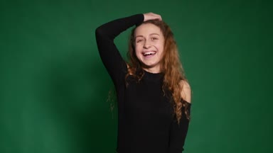 Farklı duygular yeşil arka plan üzerinde gösterilen güzel kızıl saçlı kız