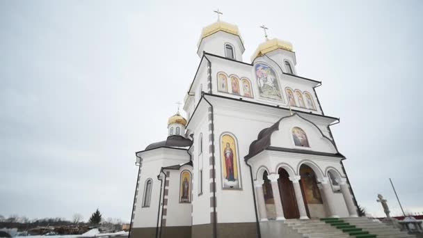 Új ortodox templom Ukrajnában, fehér falakkal és arany kupolák — Stock videók