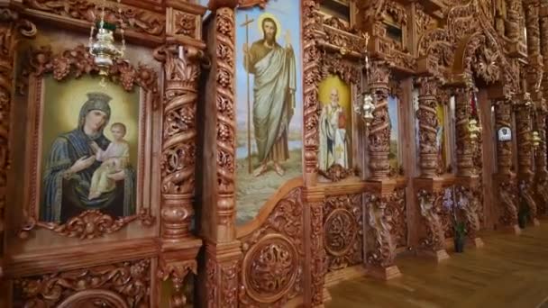 Belle iconostase en bois dans la nouvelle église — Video