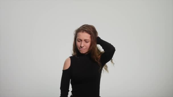 불확실성 찾고 측면에서 흰색 배경 위에 의심을 표현 하는 긴 머리를 가진 좌절된 사려깊은 소녀. 감정의 개념 — 비디오