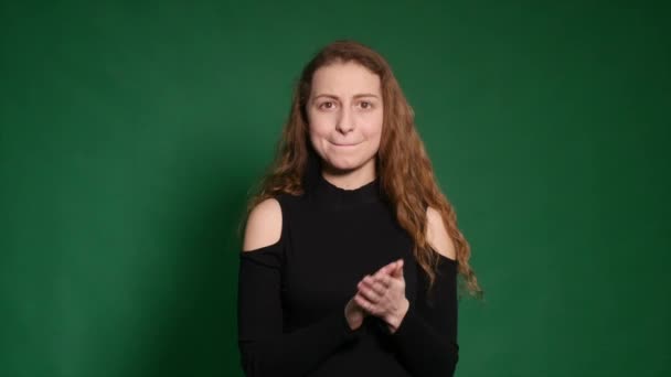 Bella rossa ragazza che mostra diverse emozioni su sfondo verde — Video Stock