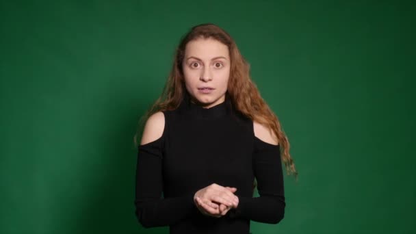 Bella rossa ragazza che mostra diverse emozioni su sfondo verde — Video Stock