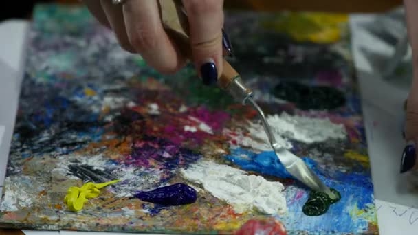 Oil colors mixing on palette by palette knife. Oil colors painting abstract art background — Stock Video