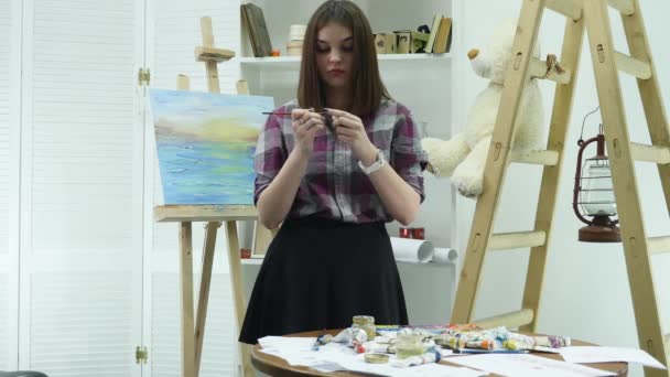 El artista limpie el instrumento. Taller creativo — Vídeo de stock