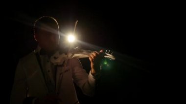 Müzisyen şarkı kemancı keman enstrümanı senfonik konser solist oynuyor. dedolight arka plan