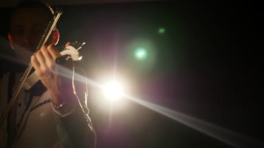 Müzisyen şarkı kemancı keman enstrümanı senfonik konser solist oynuyor. dedolight arka plan