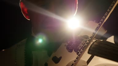 Müzisyen şarkı kemancı keman enstrümanı senfonik konser solist oynuyor. dedolight arka plan