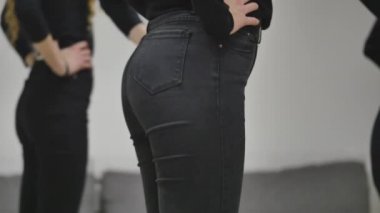 Kadın bacaklar. genç kızlar bir modeli okulunda okudum