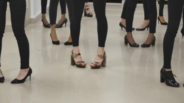 Kadın bacaklar. genç kızlar bir modeli okulunda okudum