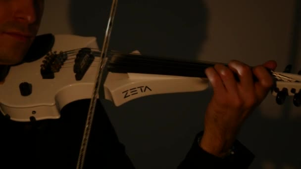 Violinist man spelar fiol på svart bakgrund. På nära håll — Stockvideo