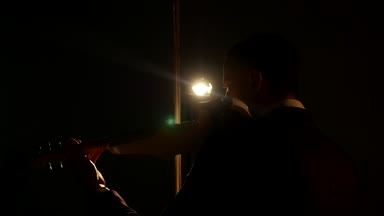 Müzisyen şarkı kemancı keman enstrümanı senfonik konser solist oynuyor. dedolight arka plan