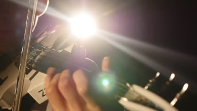 Müzisyen şarkı kemancı keman enstrümanı senfonik konser solist oynuyor. dedolight arka plan