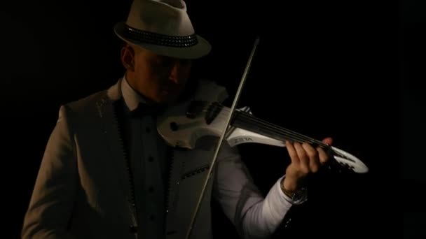 Musiker spielt Geige auf schwarzem Hintergrund — Stockvideo