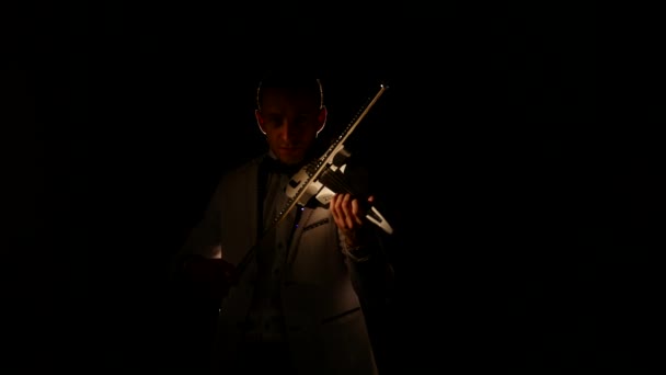 Hudebník hraje na housle na černém pozadí — Stock video