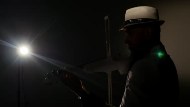 Müzisyen şarkı kemancı keman enstrümanı senfonik konser solist oynuyor. dedolight arka plan