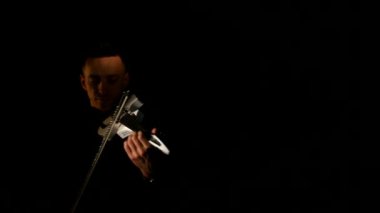 Siyah arka plan üzerine bir keman çalmaya müzisyen