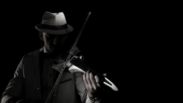 Музыкант играет на скрипке на черном фоне — стоковое видео
