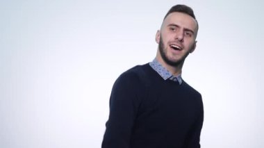 Genç bir adam, sevinir zaferlerini beyaz arka plan üzerinde
