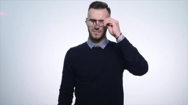 genç bir adam gözlük alır. yorgun gözleri