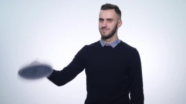 Saat izole beyaz arka plan üzerinde tutan adam