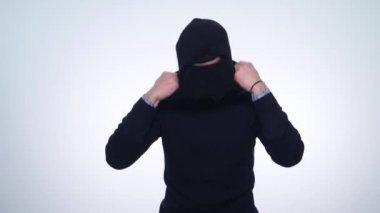 genç kadın soyunma yün beyaz arka plan üzerinde