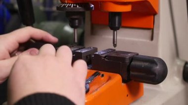 Anahtarları imalatı. Anahtarın bir kopyasını yapmak. Sihirbaz üstünde belgili tanımlık makine.