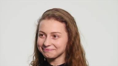 mutlu kız beyaz bir arka plan üzerinde konuşuyor