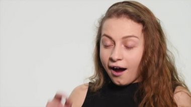 Çekici kız şok fotoğraf makinesindeki beyaz arka plan üzerinde tasvir