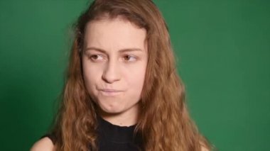 Yeşil ekran arka plan üzerinde genç kızgın kadın