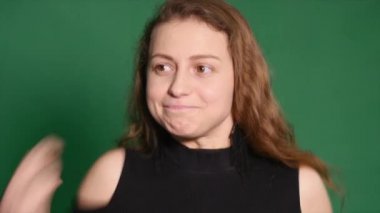 Yeşil ekran arka plan üzerinde genç kızgın kadın