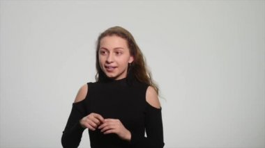 Farklı duygular beyaz arka plan üzerinde gösterilen güzel kızıl saçlı kız