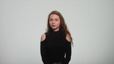 Farklı duygular beyaz arka plan üzerinde gösterilen güzel kızıl saçlı kız