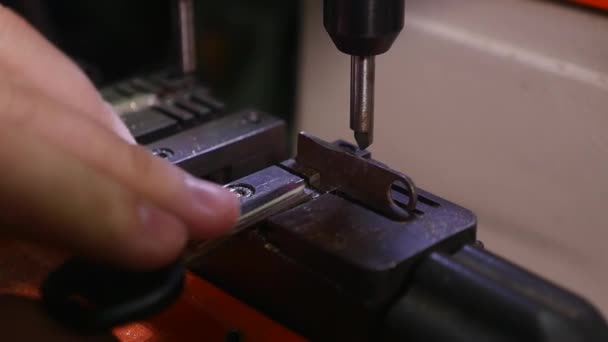 Schlüsselfertigung. Erstellen einer Kopie des Schlüssels. der Assistent auf der Maschine. — Stockvideo